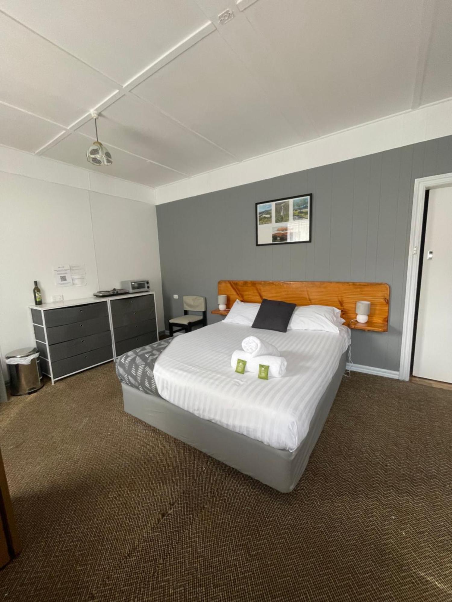 Mountain View Motel Queenstown Bagian luar foto